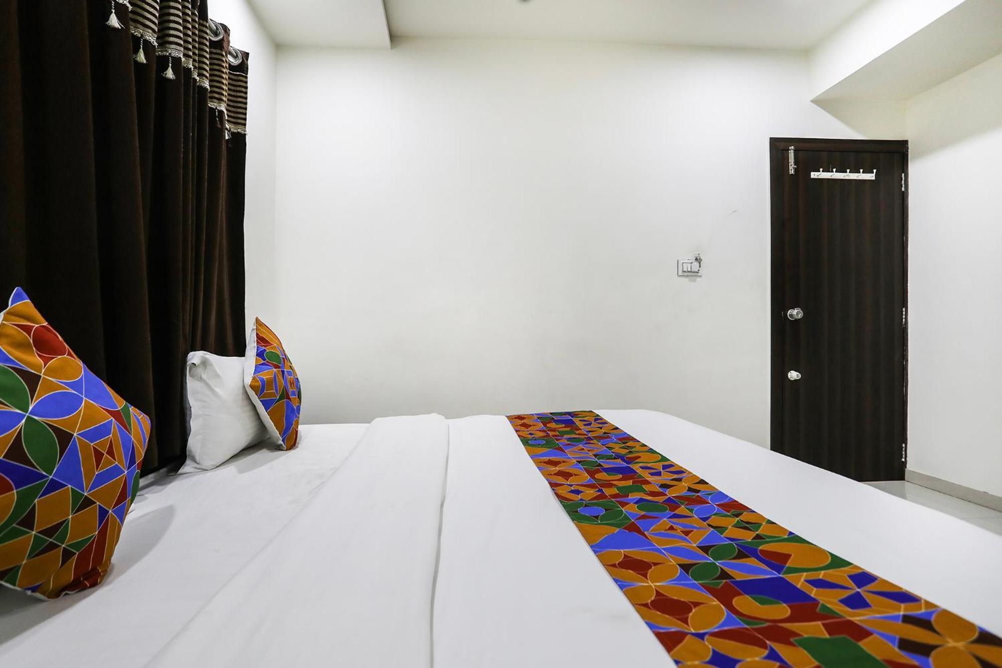 Hotel SK Rajkot Exterior foto